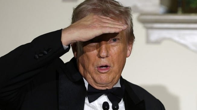 AS dan Iran sepakat gencatan senjata dua pekan usai konflik sejak Februari 2026. Trump tunda serangan, Iran buka Selat Hormuz, tekanan politik disebut jadi faktor utama kesepakatan.